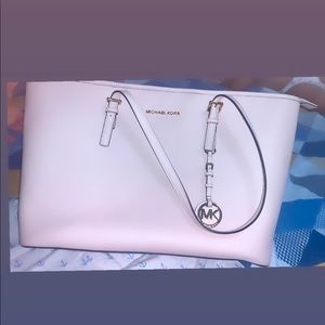 Micheal Kors AUTHENTIC BAG (Big) 9/10 Conditions used only twice.
